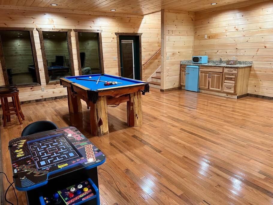 * * 4 Master Bedrooms, Views, Theater, Arcade, Evc 蓋特林堡 外观 照片