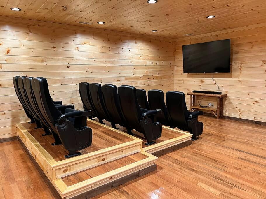 * * 4 Master Bedrooms, Views, Theater, Arcade, Evc 蓋特林堡 外观 照片